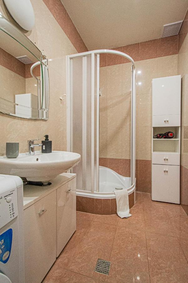 2bdr Flat Behind Museum Apartment *